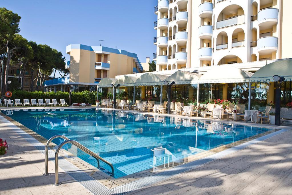 Hotel Parco Dei Principi Джулианова Екстериор снимка