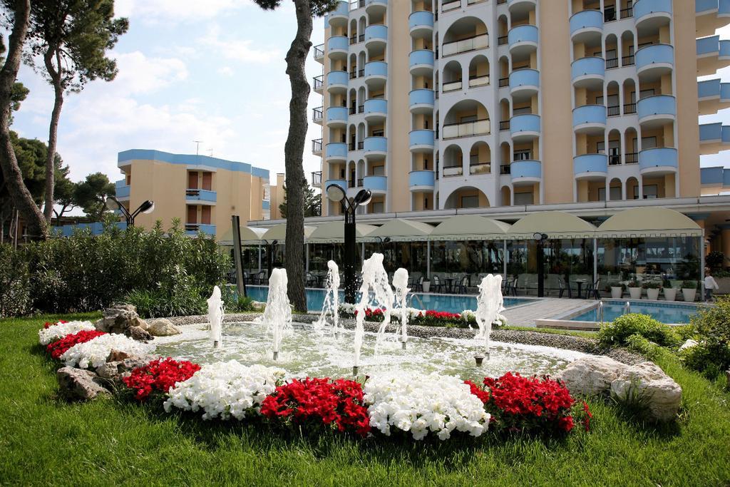 Hotel Parco Dei Principi Джулианова Екстериор снимка