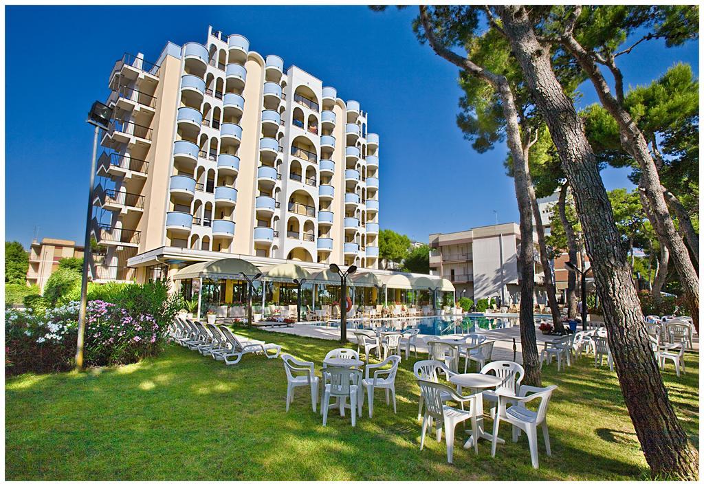 Hotel Parco Dei Principi Джулианова Екстериор снимка