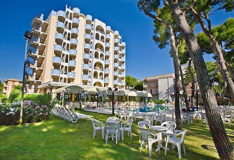 Hotel Parco Dei Principi Джулианова Екстериор снимка